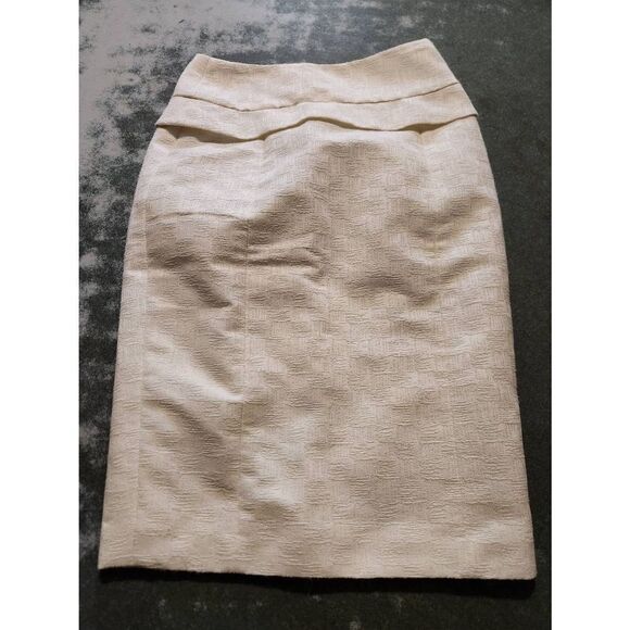 Carolina Herrera Dresses & Skirts - Carolina Herrera white textured pencil back slit  skirt sz 6